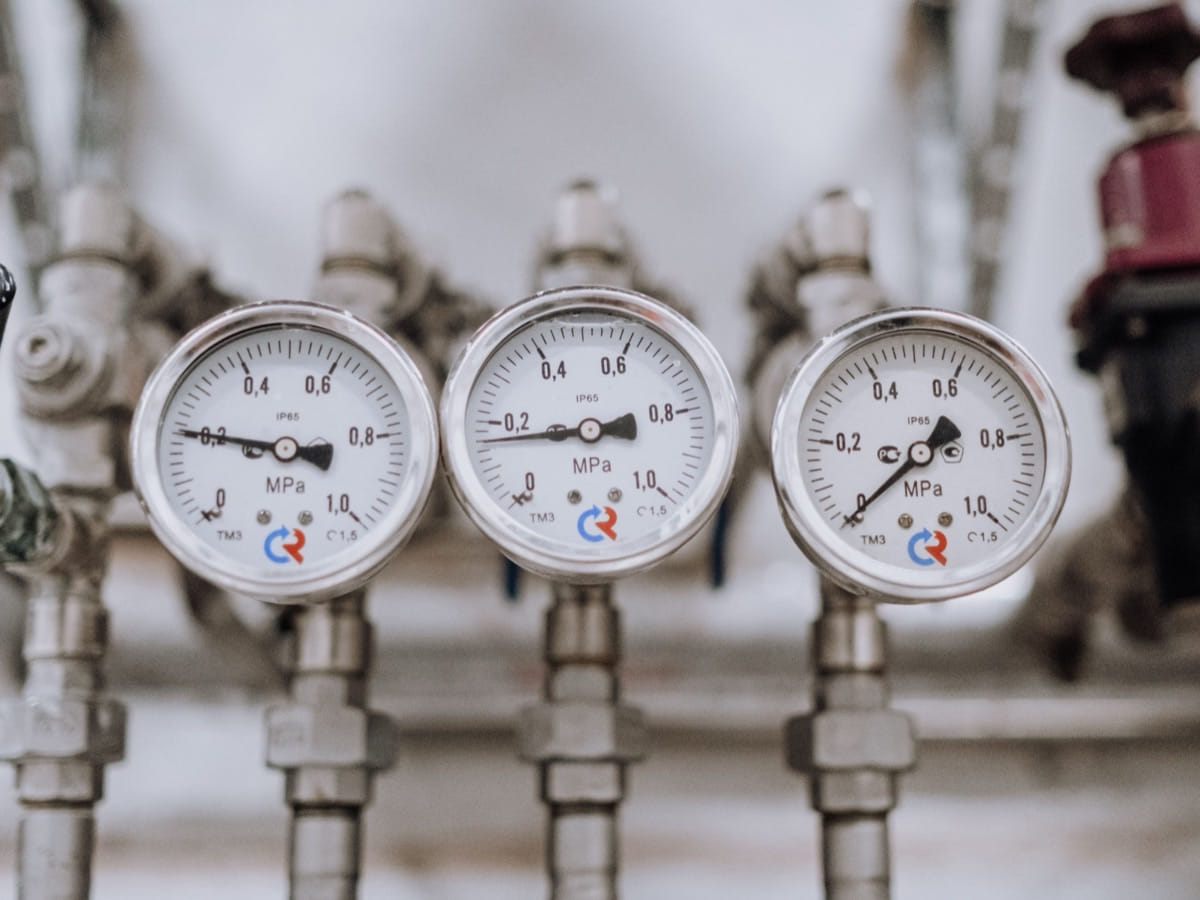 Compressor pressure gauges showing steady pressure after the repair